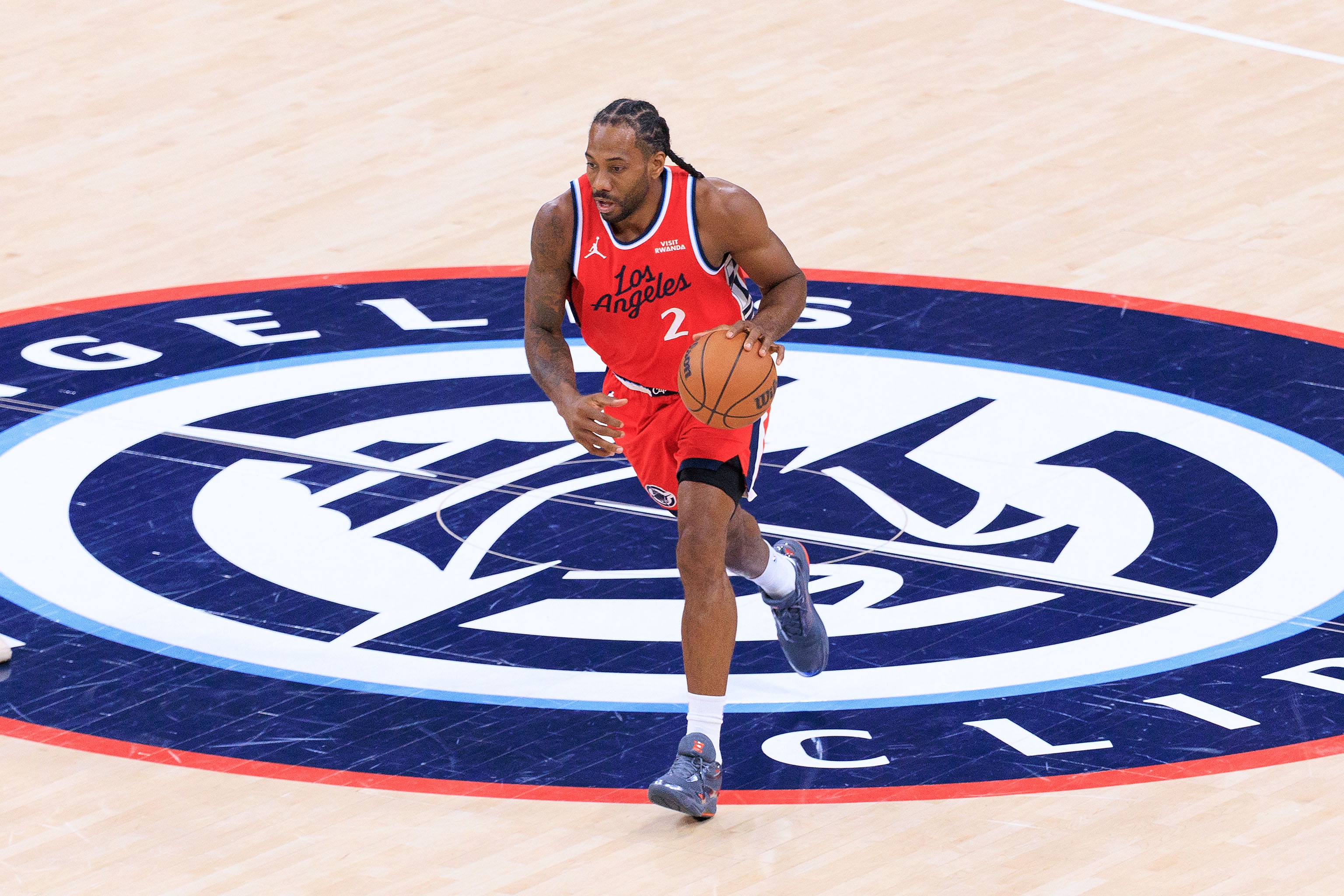 开云体育平台-连续20+听牌！伦纳德半场10中6拿下19分2板1助