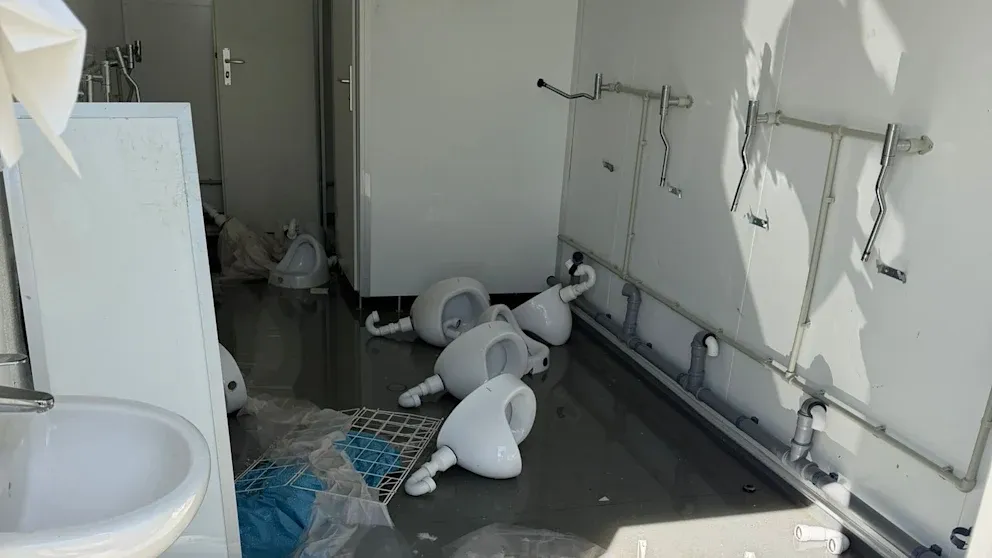 开云体育-门兴极端球迷因厌恶红牛，直接把红牛主场的厕所彻底打砸坏